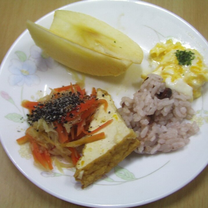 赤飯、厚揚げ、大根、にんじんの添え物